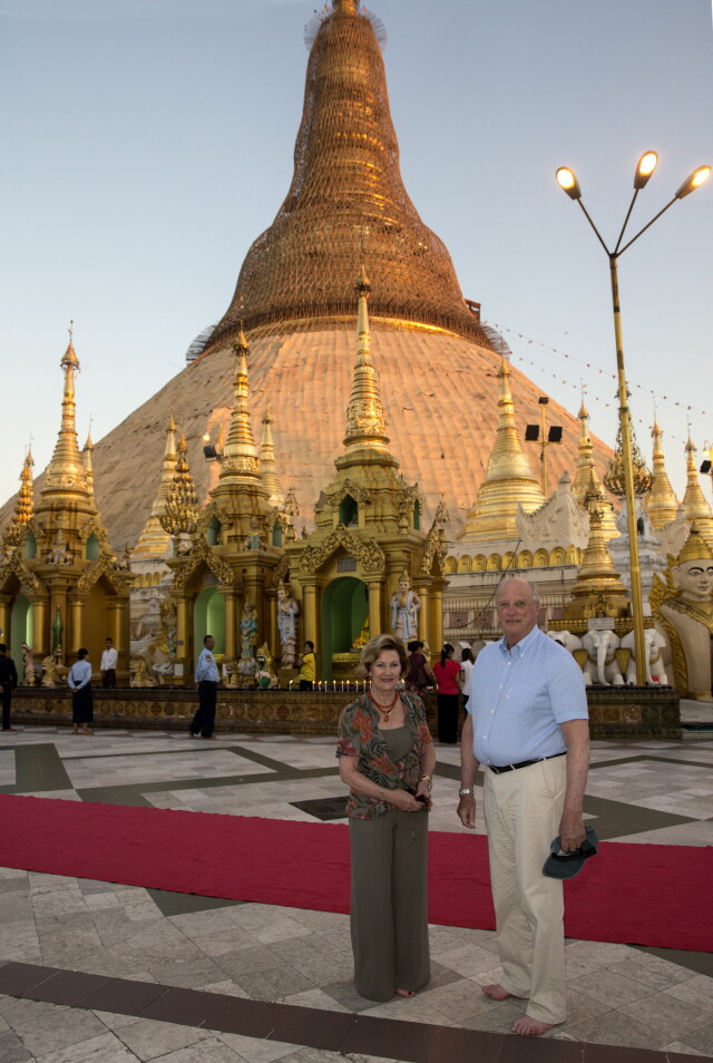 GULL OG GLITTER: Kongeparet besøkte tirsdag ettermiddag Shwedagon-pagoden, er av de helligste stedene i Myanmar. Foto: Andreas Fadum GULL OG GLITTER: Kongeparet besøkte tirsdag ettermiddag Shwedagon-pagoden, er av de helligste stedene i Myanmar. Foto: Andreas Fadum